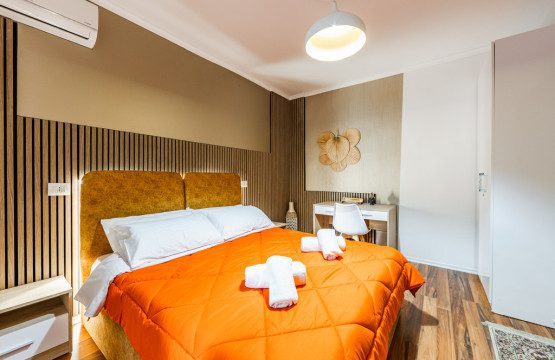 Apartament modern me verandë në Bllok – Qira ditore të Tiranës Exelent BnB